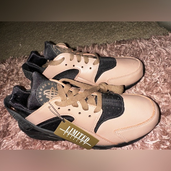 NWOT Nike Air Huarache LE Black and Tan Men's Shoes 7 - Picture 1 of 10